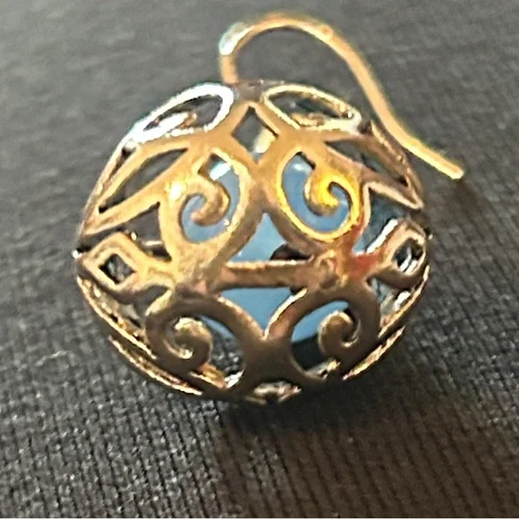 💙Chic Silver & Blue Filigree Earrings - Picture 4 of 5